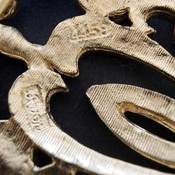 Vintage Avon Gold Tone Scroll Brooch Pendant - Picture 4 of 8